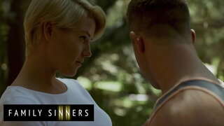 Teaghlach Sinners - Kit Mercer - Whos Fìor Os Cionn