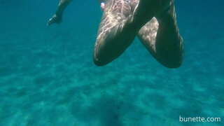 Snàmh le my best plug ann an ocean