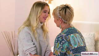 Големи цицки milf газ лижеше со мали цицки лезбејка бебе