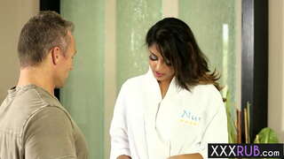 Sexy babe di santa Sofia Leone si inginocchiò e ingestione cazzo dopo massaggio