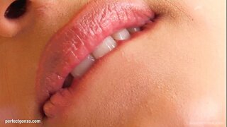 Lena thèid i fhèin dheth le masturbating ri meuran agus dildo aig a Thoirt Dhomh Pink