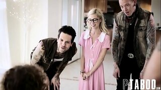 Gorący błona piękna blondynka pieprzy się po raz pierwszy