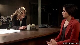 ���ంగ లెస్బియన్ అంగ fucks నల్లటి జుట్టు గల స్త్రీని డిప్యూటీ ఆఫీసర్ తో పట్టీని మొడ్ఢ