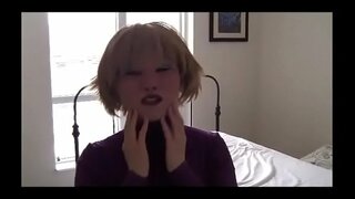 Babaye nga nagbutang sa usa ka babaye nga dili matago sa pasundayag sa usa ka dildo