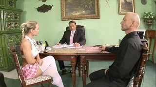 Dà horny luchd-teagaisg punish naughty cholaiste babe Mbm a Tha ri big juggs