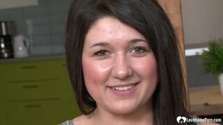 Amaterski lepota bo sesati svoj trd črn kurac in se ji puss zajebal trde.