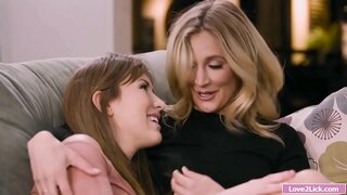 Stepmom तिच्या बोटांनी सेक्षुयल समाधान देणे गांड नितंब आणि licked करून stepdaughter