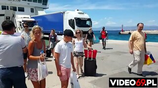 Free Sex Filmichean-eadar an t-aiseag agus an taigh-òsta-Sarah performs [ pickups ]