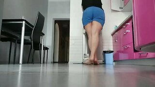 Mama sa pagdula sa ibabaw sa kusina. Kaayo horny ug basa pussy