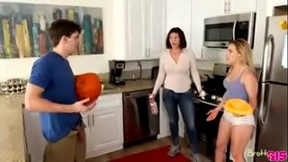 Sneaking ri nighean [f] fhad &#039;s a mom a tha a&#039; dèanamh dachaigh labore