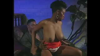 ���ਾਲੇ ਇਕੱਲਾ licks ਬਾਲ ਵਾਲਾ ਚੂਤ ਤਿੱਕੜੀ ਬਾਬੇ ਅਤੇ fucks ਉਸ doggy style ਕੁਰਸੀ &#039; ਤੇ